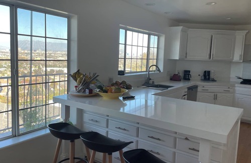 Crenshaw House | Hillside 4-bedroom house with Spectacular Views of Los Angeles & Hollywood Sign