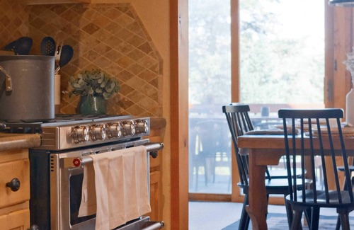 Cascade-Chipita Park Cabin | Hillside Cabin - Mt Views - Patio Decks - Hot Tub