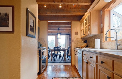 Cascade-Chipita Park Cabin | Hillside Cabin - Mt Views - Patio Decks - Hot Tub