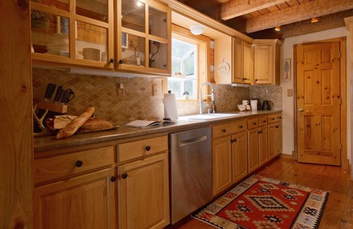 Cascade-Chipita Park Cabin | Hillside Cabin - Mt Views - Patio Decks - Hot Tub