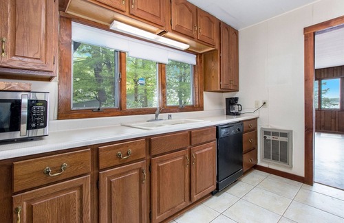 Kendall House | Hillside Cottage on Gravel Lake