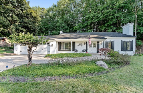 Norton Shores House | Hillside Cottage | 4 Bed, 2.5 Bath