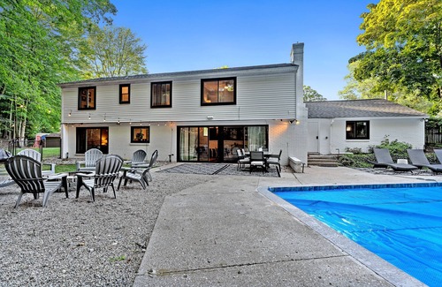 Norton Shores House | Hillside Cottage | 4 Bed, 2.5 Bath