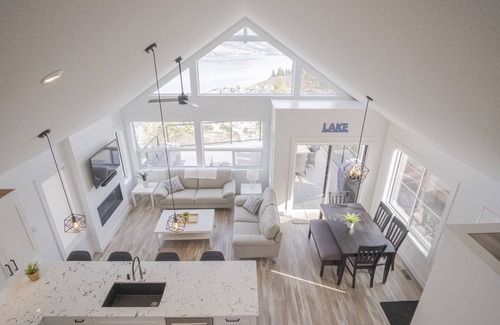 Central Okanagan House | Hillside Cottage With Panoramic Lake View!