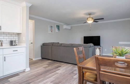Bayview Apartment | Hillside Cove - Helm Suite