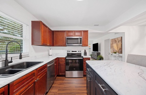 Lakeland House | Hillside Haven - 4BR LKLD Pool Home