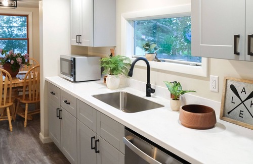 Colchester Cottage | Hillside Haven | Modern Malletts Bay Lake Cottage
