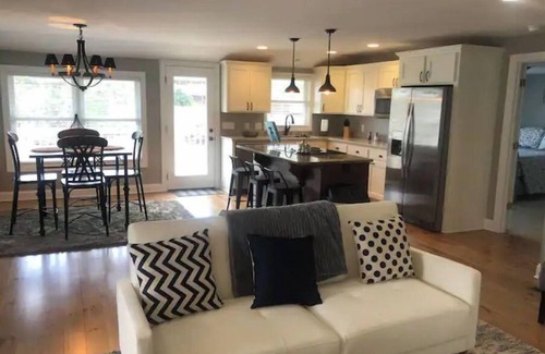 Ridgeway Apartment | Hillside Haven on Lake Wateree- Entire House