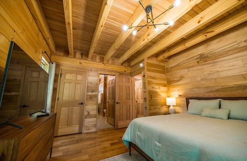 Logan Cabin | Hillside Hideaway - Cabin on 6 acres