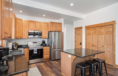 Estes Park House | Hillside Hideaway- Family friendly centrally located with AC, Hot Tub, Game Room