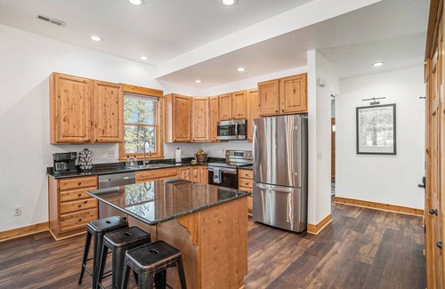 Estes Park House | Hillside Hideaway- Family friendly centrally located with AC, Hot Tub, Game Room