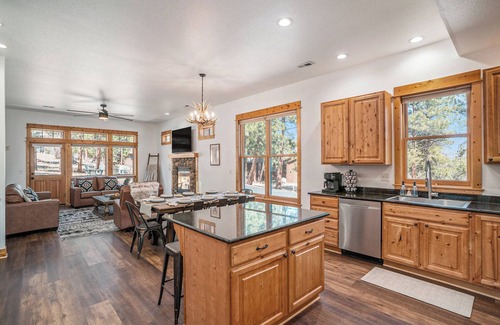 Estes Park House | Hillside Hideaway- Family friendly centrally located with AC, Hot Tub, Game Room