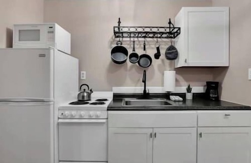 Ray Apartment | Hillside Hideaway Fast Wifi Hot Tub