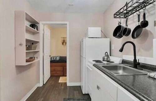 Ray Apartment | Hillside Hideaway Fast Wifi Hot Tub
