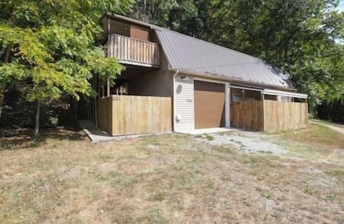 Ray Apartment | Hillside Hideaway Fast Wifi Hot Tub