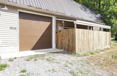 Ray Apartment | Hillside Hideaway Fast Wifi Hot Tub