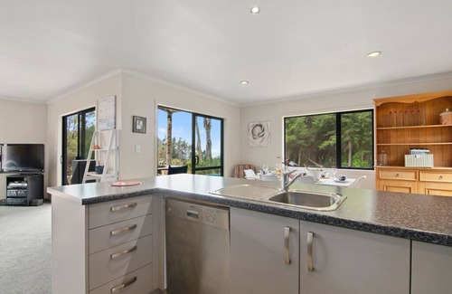 Kaiteriteri Cottage | Hillside Hideaway - Kaiteriteri Holiday Home