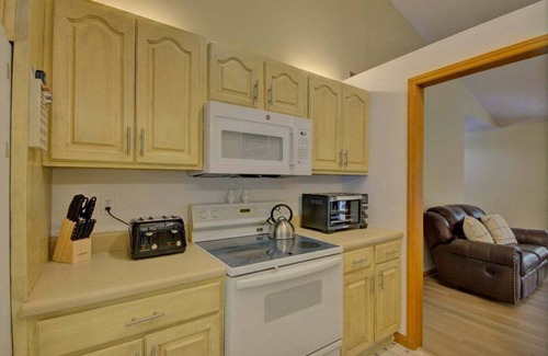 Weaverville House | Hillside Hideaway near Blue Ridge Parkway, secure gear storage, w/free Biltmore Pass