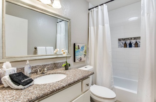Fort Worth Condo | Hillside Hideaway + Prime Location + 2B2B