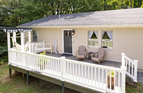 Elkton Cottage | Hillside Hideaway.Quiet, clean, Hot tub. hidden gem, Skyline Park & Massanutten.