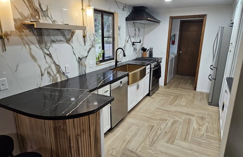 Three Rivers House | Hillside hideaway at the gateway to the Sequoias and Kings Canyon National Park.