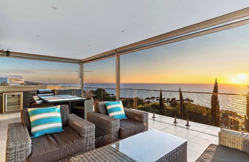 Mount Martha House | Hillside Luxe | Spa & Bay Views