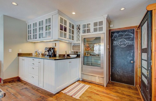 Deer Valley House | Hillside Overlook by AvantStay | Hot Tub, Views, BBQ | In the Heart of Old Town