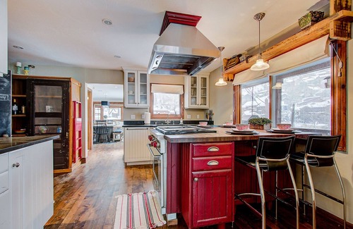 Deer Valley House | Hillside Overlook by AvantStay | Hot Tub, Views, BBQ | In the Heart of Old Town