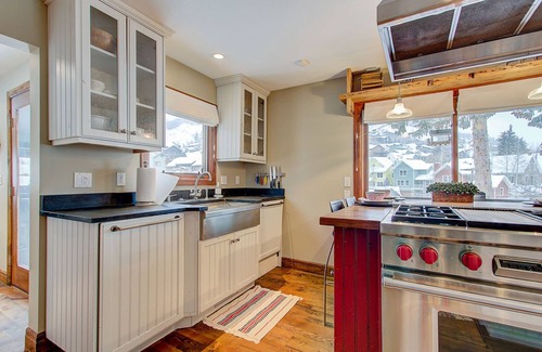 Deer Valley House | Hillside Overlook by AvantStay | Hot Tub, Views, BBQ | In the Heart of Old Town