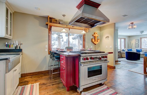 Deer Valley House | Hillside Overlook by AvantStay | Hot Tub, Views, BBQ | In the Heart of Old Town
