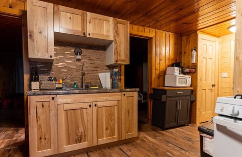 Phelps Cabin | Hillside Resort Cabin #1