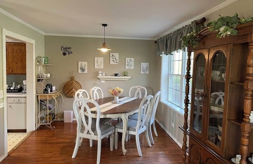 McEwen House | Hillside Retreat 3BR-2BA + Bonus Workspace & Views - sleeps 12 — Middle TN