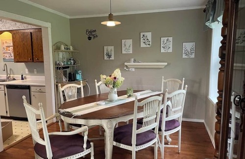 McEwen House | Hillside Retreat 3BR-2BA + Bonus Workspace & Views - sleeps 12 — Middle TN