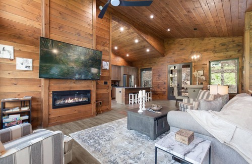 Sevierville Cabin | Hillside Retreat | Newly Built + Game Room, Hot Tub, & Wooded Views!
