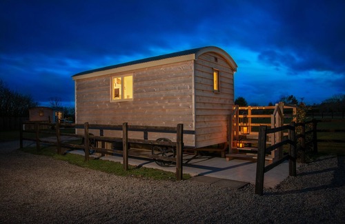 Wichenford Cabin | Hillside View Shepherds Hut - Ockeridge Rural Retreats