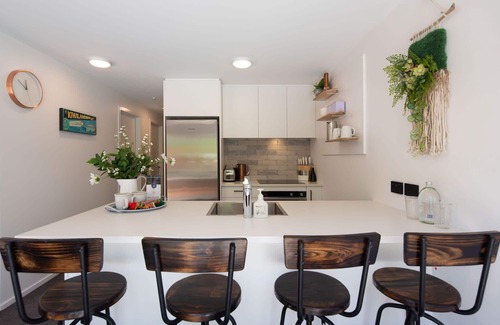 Queenstown City Centre Apartment | Hillside Villa 1 – Modern 2BR Walk to Town & A/C