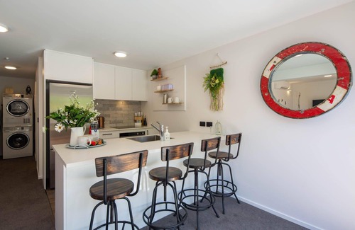 Queenstown City Centre Apartment | Hillside Villa 1 – Modern 2BR Walk to Town & A/C