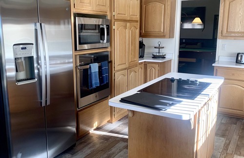 Tehachapi House | Hilltop 4BR Lake View Home with Jacuzzi, Pool Table, Wi-Fi