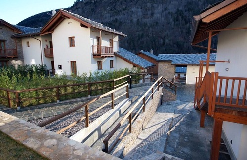 Chenoz Apartment | Hilltop apartment in Pré-Saint-Didier with balcony