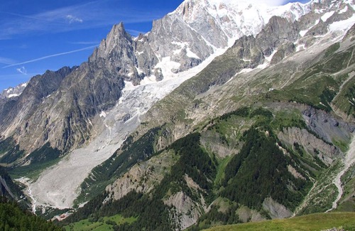 Chenoz Apartment | Hilltop apartment in Pré-Saint-Didier with balcony