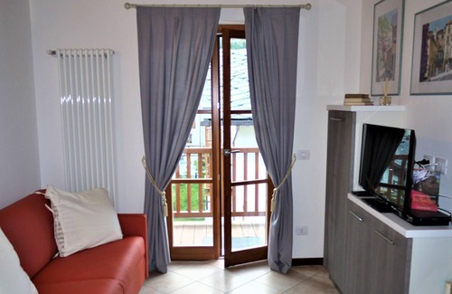 Chenoz Apartment | Hilltop apartment in Pré-Saint-Didier with balcony