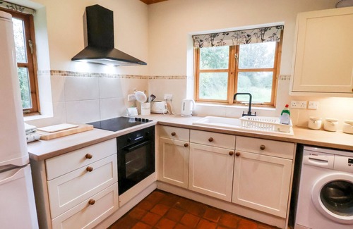 Leadenham Cottage | HILLTOP BARN, pet friendly, character holiday cottage in Welbourn