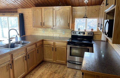 Breezy Point Cabin | Hilltop Chalet: Cozy log cabin retreat in beautiful Breezy Point, w/WiFi