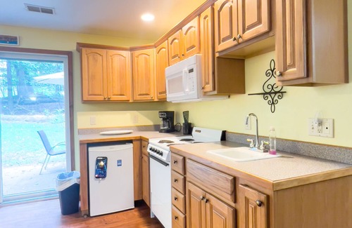 Pentwater Cottage | Hilltop Cottage in Pentwater Village