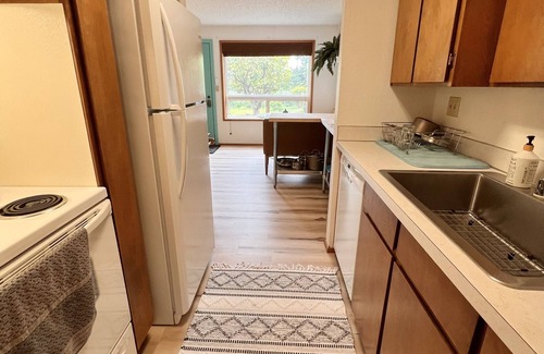 Port Gardner Apartment | Hilltop Daylight Basement Apartment with mountain views!