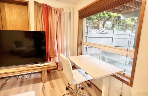 Port Gardner Apartment | Hilltop Daylight Basement Apartment with mountain views!