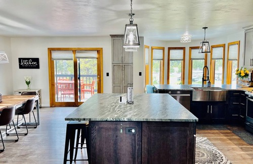 Kalispell House | Hilltop Escape w/HOT TUB and POOL TABLE