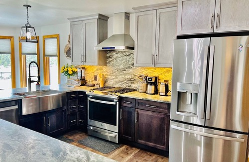 Kalispell House | Hilltop Escape w/HOT TUB and POOL TABLE