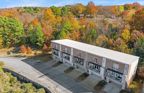 Fayetteville House | Hilltop Haven - 5 Min to DT & UofA - Modern