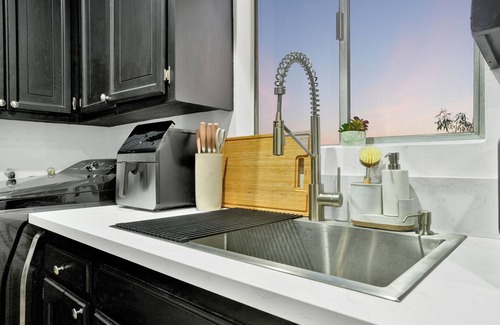 Los Angeles House | Hilltop Heart of LA w/EV Charger